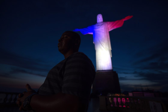 العالم يتضامن مع باريس باضاءته لاشهر مبانيه بالوان العلم الفرنسي صورة رقم 10