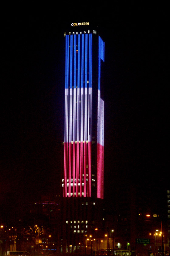 العالم يتضامن مع باريس باضاءته لاشهر مبانيه بالوان العلم الفرنسي صورة رقم 13