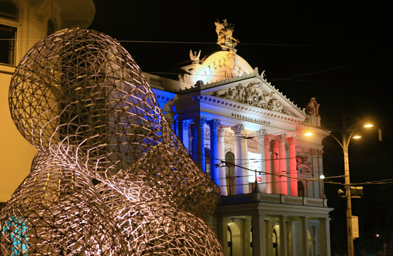 العالم يتضامن مع باريس باضاءته لاشهر مبانيه بالوان العلم الفرنسي صورة رقم 19