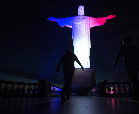 العالم يتضامن مع باريس باضاءته لاشهر مبانيه بالوان العلم الفرنسي صورة رقم 9