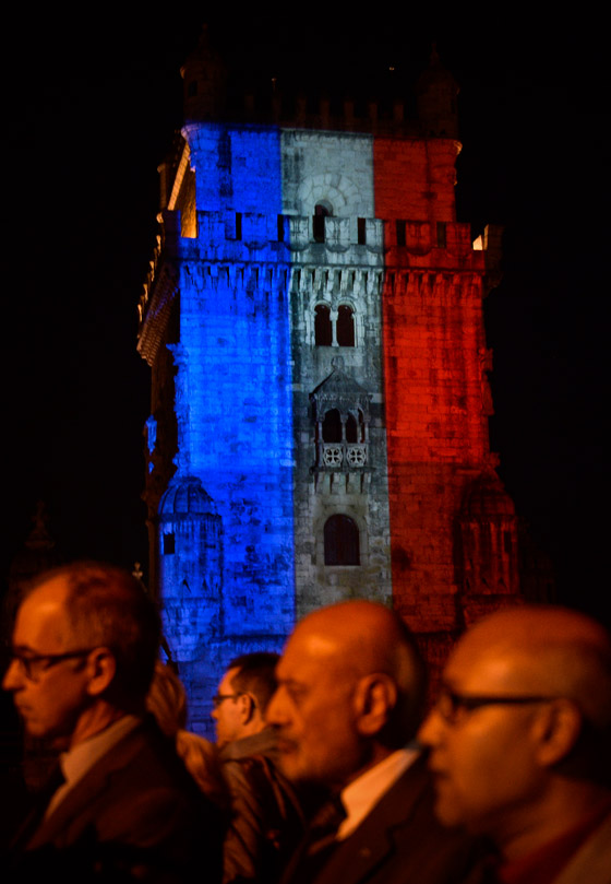 العالم يتضامن مع باريس باضاءته لاشهر مبانيه بالوان العلم الفرنسي صورة رقم 21