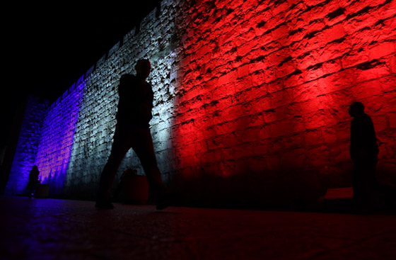 العالم يتضامن مع باريس باضاءته لاشهر مبانيه بالوان العلم الفرنسي صورة رقم 27