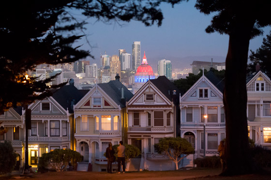 العالم يتضامن مع باريس باضاءته لاشهر مبانيه بالوان العلم الفرنسي صورة رقم 6