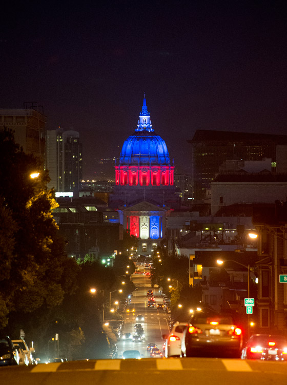 العالم يتضامن مع باريس باضاءته لاشهر مبانيه بالوان العلم الفرنسي صورة رقم 5