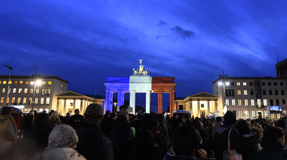 العالم يتضامن مع باريس باضاءته لاشهر مبانيه بالوان العلم الفرنسي صورة رقم 29