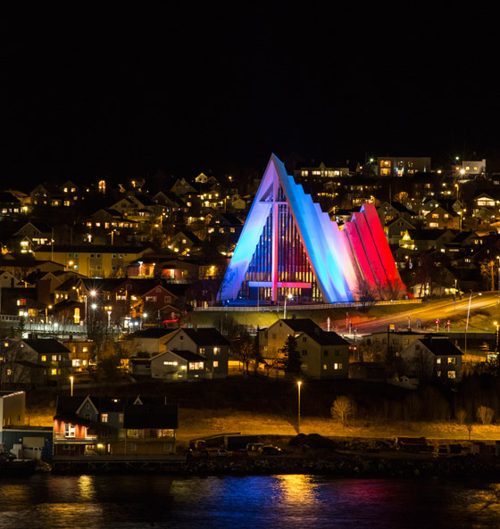 العالم يتضامن مع باريس باضاءته لاشهر مبانيه بالوان العلم الفرنسي صورة رقم 15