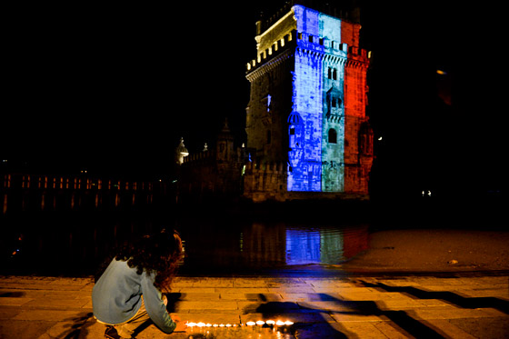 العالم يتضامن مع باريس باضاءته لاشهر مبانيه بالوان العلم الفرنسي صورة رقم 22