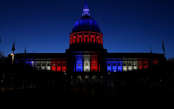 العالم يتضامن مع باريس باضاءته لاشهر مبانيه بالوان العلم الفرنسي صورة رقم 3