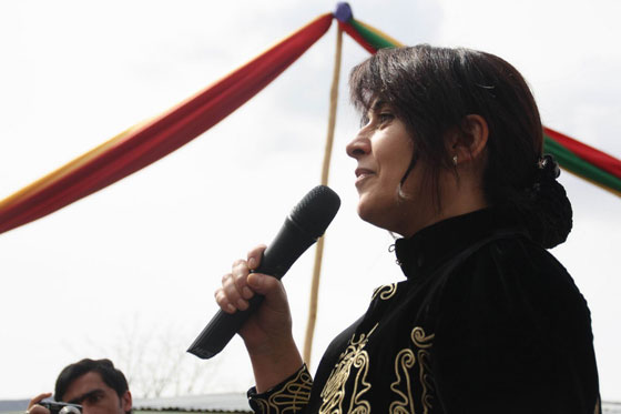 شاهد كيف تحدت ناشطة كردية برتوكول البرلمان التركي.. وكيف اربكته صورة رقم 6