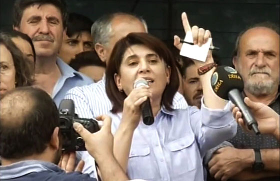 شاهد كيف تحدت ناشطة كردية برتوكول البرلمان التركي.. وكيف اربكته صورة رقم 5