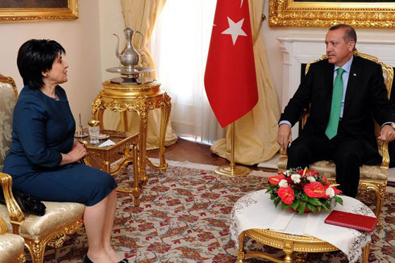 شاهد كيف تحدت ناشطة كردية برتوكول البرلمان التركي.. وكيف اربكته صورة رقم 4