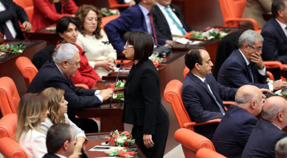 شاهد كيف تحدت ناشطة كردية برتوكول البرلمان التركي.. وكيف اربكته صورة رقم 3