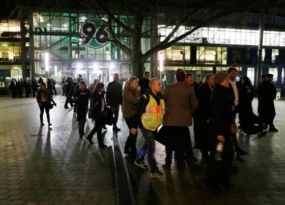 قنبلة تحول دون اقامة مباراة كانت ستحضرها ميركل ووزراء من حكومتها صورة رقم 2 قنبلة تحول دون اقامة مباراة كانت ستحضرها ميركل ووزراء من حكومتها صورة رقم 2