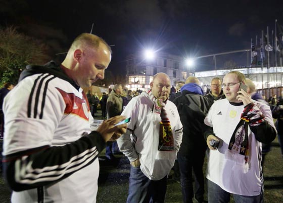 قنبلة تحول دون اقامة مباراة كانت ستحضرها ميركل ووزراء من حكومتها صورة رقم 3 قنبلة تحول دون اقامة مباراة كانت ستحضرها ميركل ووزراء من حكومتها صورة رقم 3