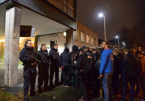 قنبلة تحول دون اقامة مباراة كانت ستحضرها ميركل ووزراء من حكومتها صورة رقم 9 قنبلة تحول دون اقامة مباراة كانت ستحضرها ميركل ووزراء من حكومتها صورة رقم 9