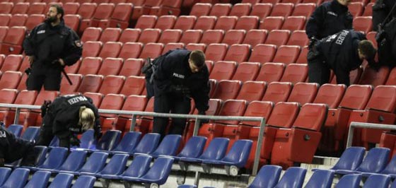 قنبلة تحول دون اقامة مباراة كانت ستحضرها ميركل ووزراء من حكومتها صورة رقم 17 قنبلة تحول دون اقامة مباراة كانت ستحضرها ميركل ووزراء من حكومتها صورة رقم 17