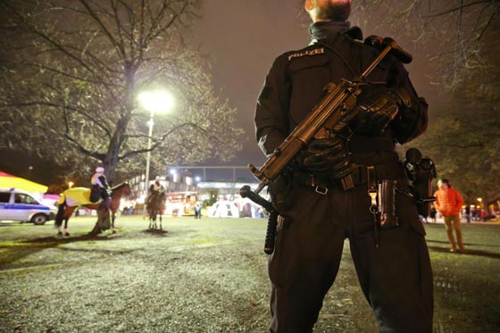 قنبلة تحول دون اقامة مباراة كانت ستحضرها ميركل ووزراء من حكومتها صورة رقم 21 قنبلة تحول دون اقامة مباراة كانت ستحضرها ميركل ووزراء من حكومتها صورة رقم 21