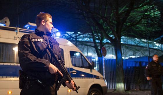 قنبلة تحول دون اقامة مباراة كانت ستحضرها ميركل ووزراء من حكومتها صورة رقم 24 قنبلة تحول دون اقامة مباراة كانت ستحضرها ميركل ووزراء من حكومتها صورة رقم 24