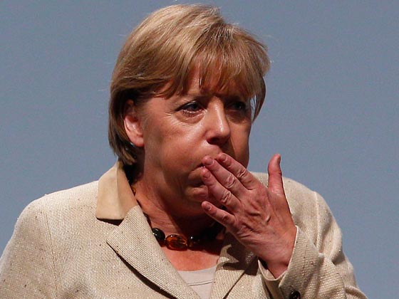 قنبلة تحول دون اقامة مباراة كانت ستحضرها ميركل ووزراء من حكومتها صورة رقم 25 قنبلة تحول دون اقامة مباراة كانت ستحضرها ميركل ووزراء من حكومتها صورة رقم 25