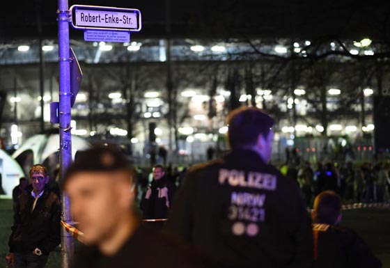 قنبلة تحول دون اقامة مباراة كانت ستحضرها ميركل ووزراء من حكومتها صورة رقم 26 قنبلة تحول دون اقامة مباراة كانت ستحضرها ميركل ووزراء من حكومتها صورة رقم 26