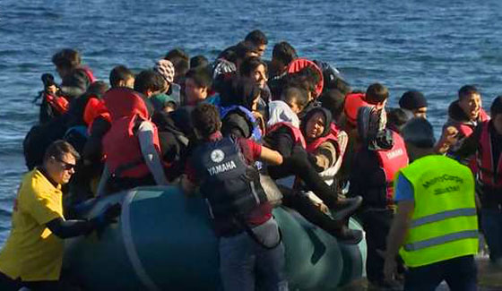 شاهد لقطات محزنة من معاناة اللاجئين اليائسين للوصول الى اوروبا صورة رقم 1 شاهد لقطات محزنة من معاناة اللاجئين اليائسين للوصول الى اوروبا صورة رقم 1