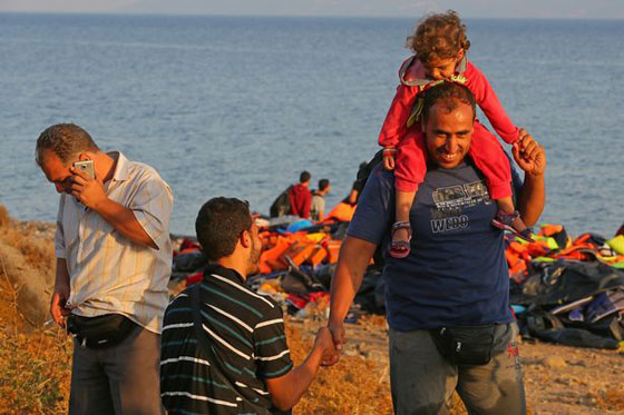 شاهد لقطات محزنة من معاناة اللاجئين اليائسين للوصول الى اوروبا صورة رقم 2 شاهد لقطات محزنة من معاناة اللاجئين اليائسين للوصول الى اوروبا صورة رقم 2