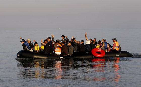شاهد لقطات محزنة من معاناة اللاجئين اليائسين للوصول الى اوروبا صورة رقم 4 شاهد لقطات محزنة من معاناة اللاجئين اليائسين للوصول الى اوروبا صورة رقم 4