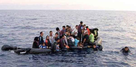 شاهد لقطات محزنة من معاناة اللاجئين اليائسين للوصول الى اوروبا صورة رقم 8 شاهد لقطات محزنة من معاناة اللاجئين اليائسين للوصول الى اوروبا صورة رقم 8