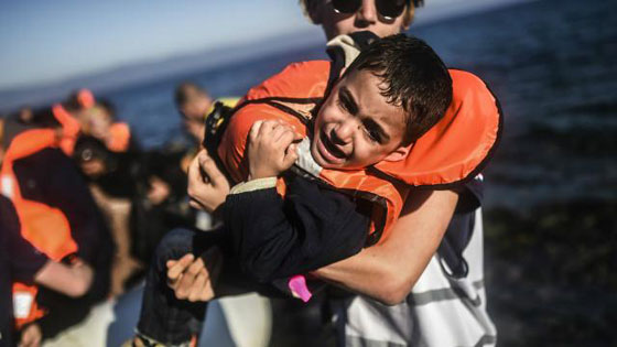 شاهد لقطات محزنة من معاناة اللاجئين اليائسين للوصول الى اوروبا صورة رقم 7 شاهد لقطات محزنة من معاناة اللاجئين اليائسين للوصول الى اوروبا صورة رقم 7