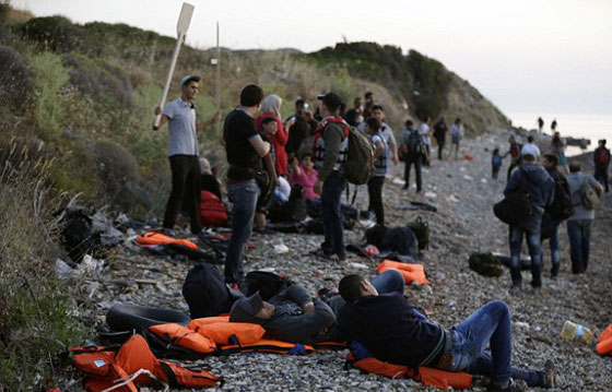 شاهد لقطات محزنة من معاناة اللاجئين اليائسين للوصول الى اوروبا صورة رقم 6 شاهد لقطات محزنة من معاناة اللاجئين اليائسين للوصول الى اوروبا صورة رقم 6