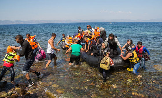 شاهد لقطات محزنة من معاناة اللاجئين اليائسين للوصول الى اوروبا صورة رقم 9 شاهد لقطات محزنة من معاناة اللاجئين اليائسين للوصول الى اوروبا صورة رقم 9