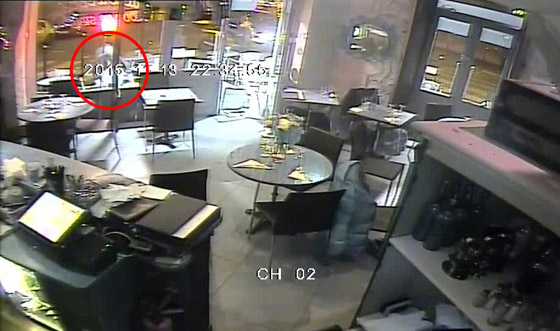 شاهد كيف فجر انتحاري باريس نفسه لحظة اثر لحظة صورة رقم 6