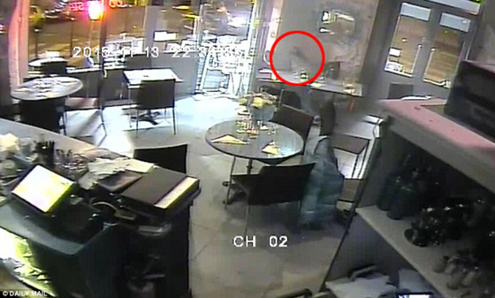 شاهد كيف فجر انتحاري باريس نفسه لحظة اثر لحظة صورة رقم 7