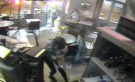 شاهد كيف فجر انتحاري باريس نفسه لحظة اثر لحظة صورة رقم 5