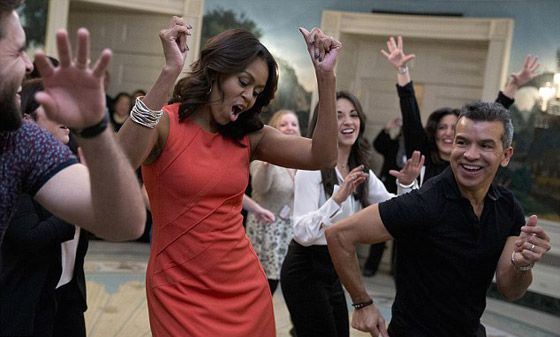 سيدة امريكا الاولى تستغل انشغال زوجها بالقمة وتستمتتع بالرقص صورة رقم 1