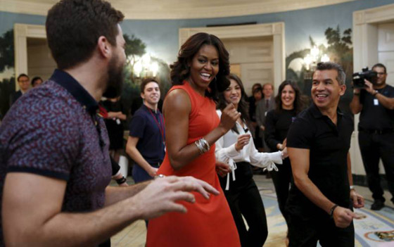 سيدة امريكا الاولى تستغل انشغال زوجها بالقمة وتستمتتع بالرقص صورة رقم 2