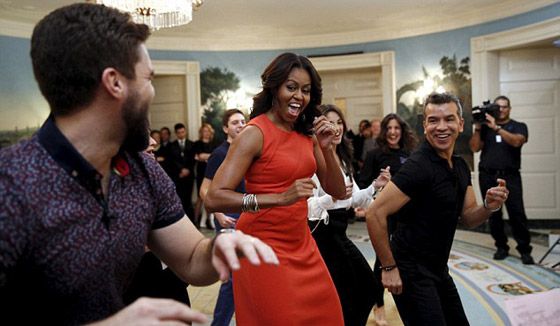 سيدة امريكا الاولى تستغل انشغال زوجها بالقمة وتستمتتع بالرقص صورة رقم 5