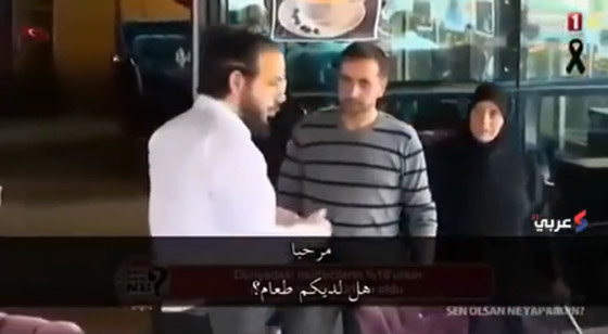 فيديو رائع مع الكاميرا الخفية: ما رد فعل الاتراك تجاه عنصري يحاول طرد لاجئين سوريين من مطعم؟: صورة رقم 2 فيديو رائع مع الكاميرا الخفية: ما رد فعل الاتراك تجاه عنصري يحاول طرد لاجئين سوريين من مطعم؟: صورة رقم 2