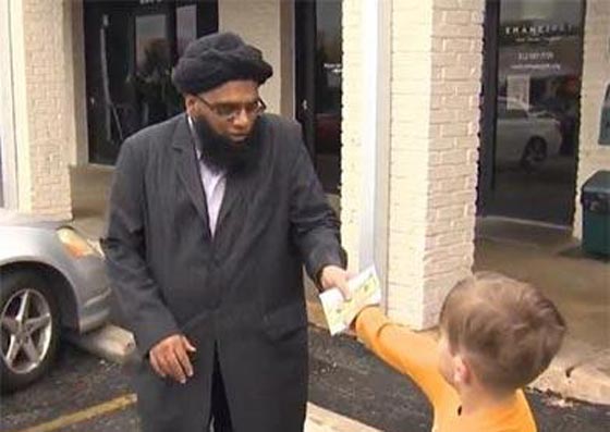 طفل امريكي يتبرع بكل ما جمعه في حصالة نقوده لاصلاح مسجد صورة رقم 2 طفل امريكي يتبرع بكل ما جمعه في حصالة نقوده لاصلاح مسجد صورة رقم 2