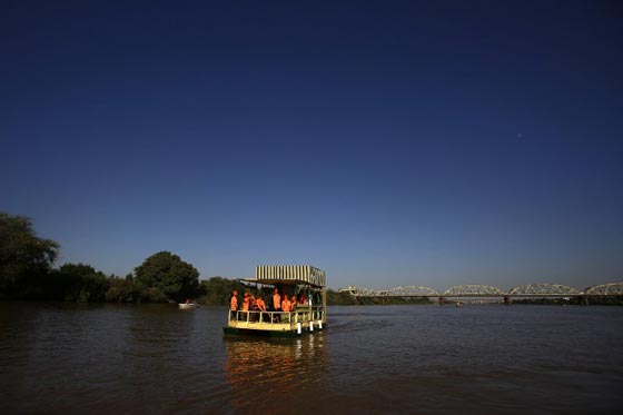 خبر طريف.. السفيرة الهولندية في السودان تقطع نهر النيل سباحة صورة رقم 4 خبر طريف.. السفيرة الهولندية في السودان تقطع نهر النيل سباحة صورة رقم 4