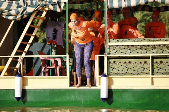 خبر طريف.. السفيرة الهولندية في السودان تقطع نهر النيل سباحة صورة رقم 5 خبر طريف.. السفيرة الهولندية في السودان تقطع نهر النيل سباحة صورة رقم 5