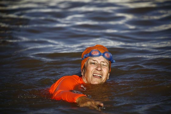 خبر طريف.. السفيرة الهولندية في السودان تقطع نهر النيل سباحة صورة رقم 7 خبر طريف.. السفيرة الهولندية في السودان تقطع نهر النيل سباحة صورة رقم 7