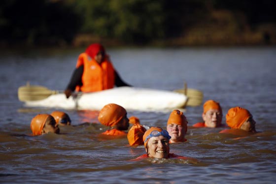 خبر طريف.. السفيرة الهولندية في السودان تقطع نهر النيل سباحة صورة رقم 1 خبر طريف.. السفيرة الهولندية في السودان تقطع نهر النيل سباحة صورة رقم 1