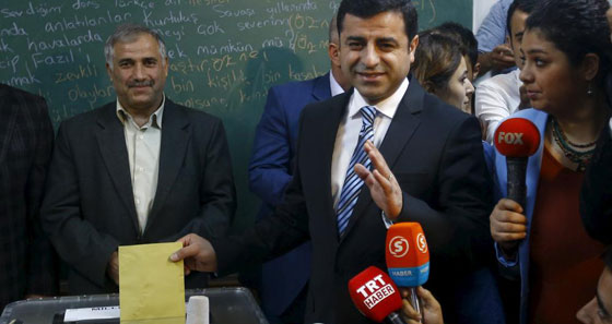 زجاج السيارة المقوى انقذ زعيم حزب كردي من الاغتيال بتركيا صورة رقم 5 زجاج السيارة المقوى انقذ زعيم حزب كردي من الاغتيال بتركيا صورة رقم 5