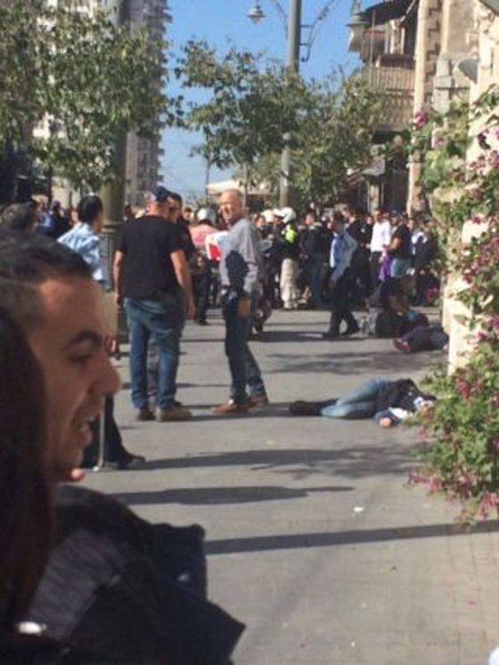 فيديو مروع.. اعدام طالبة مقدسية واصابة ابنة عمها اثناء محاولة طعن بمقص! صورة رقم 1 فيديو مروع.. اعدام طالبة مقدسية واصابة ابنة عمها اثناء محاولة طعن بمقص! صورة رقم 1