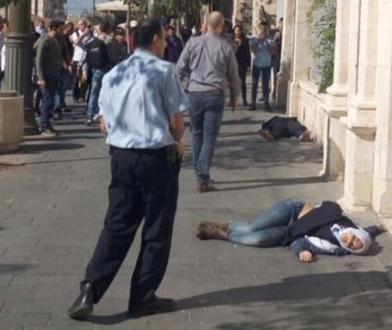 فيديو مروع.. اعدام طالبة مقدسية واصابة ابنة عمها اثناء محاولة طعن بمقص! صورة رقم 2 فيديو مروع.. اعدام طالبة مقدسية واصابة ابنة عمها اثناء محاولة طعن بمقص! صورة رقم 2