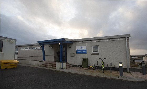 مدرسة ليس فيها سوى طالب واحد ينعم بمرافقها ويحتكرها لنفسه صورة رقم 3