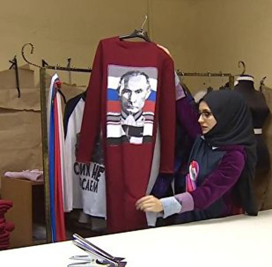 مصممة ازياء وضعت صورة بوتين على ازياء اسلامية تتعرض للتهديد صورة رقم 1 مصممة ازياء وضعت صورة بوتين على ازياء اسلامية تتعرض للتهديد صورة رقم 1