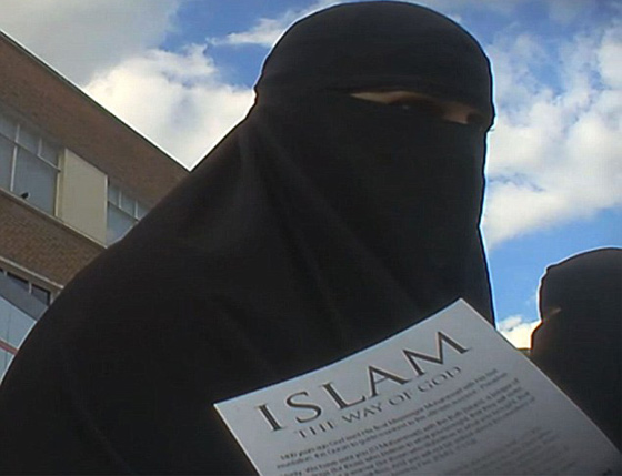 خلية نسائية داعشية تنشط في اوروبا لتشجيع الشباب والفتيات على الالتحاق بالتنظيم صورة رقم 4 خلية نسائية داعشية تنشط في اوروبا لتشجيع الشباب والفتيات على الالتحاق بالتنظيم صورة رقم 4