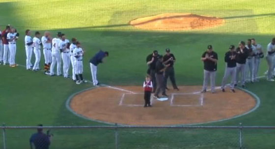 فيديو طريف.. الحازوقة تسيطر على طفل وهو يؤدي النشيد الوطني صورة رقم 3